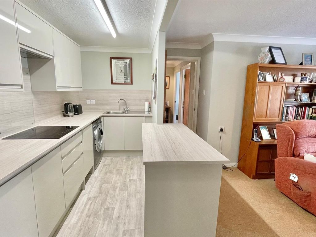 2 bed flat for sale in The Bourne, Hastings TN34, £145,000