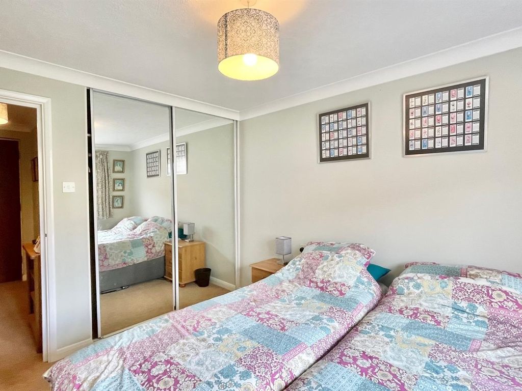 2 bed flat for sale in The Bourne, Hastings TN34, £145,000