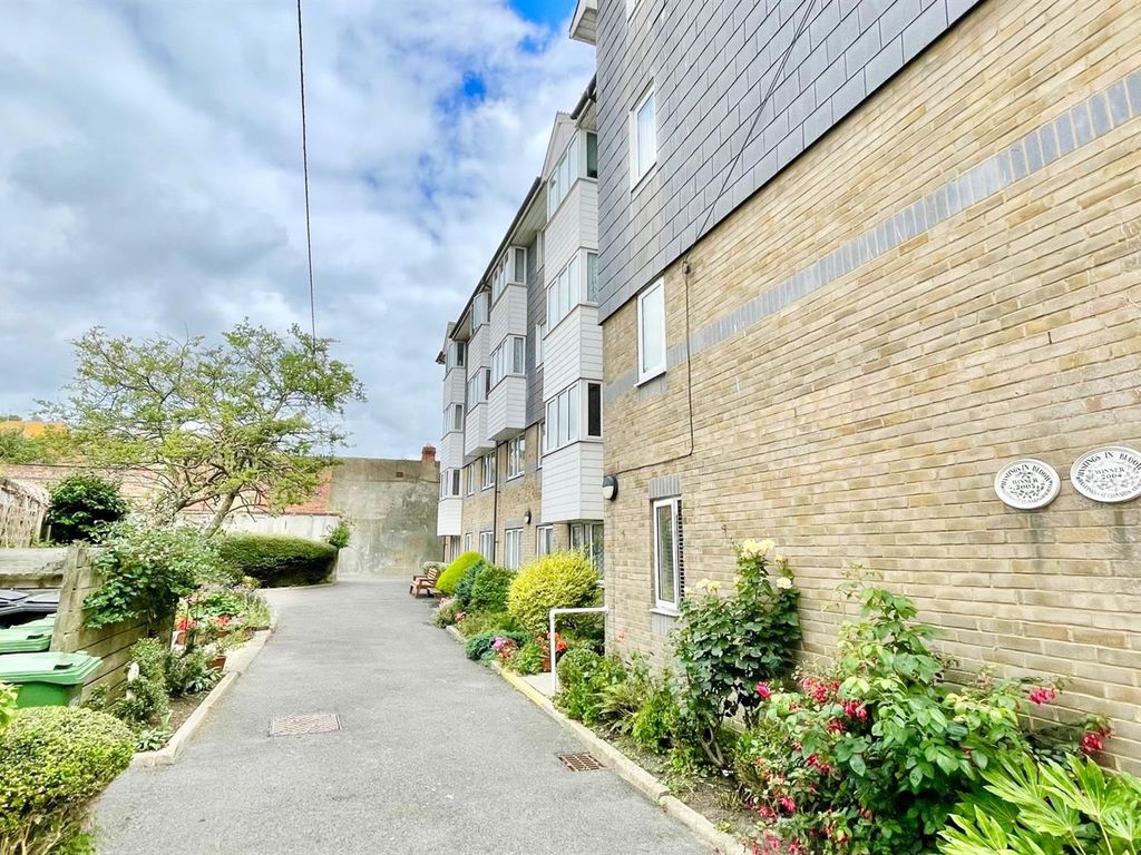 2 bed flat for sale in The Bourne, Hastings TN34, £145,000