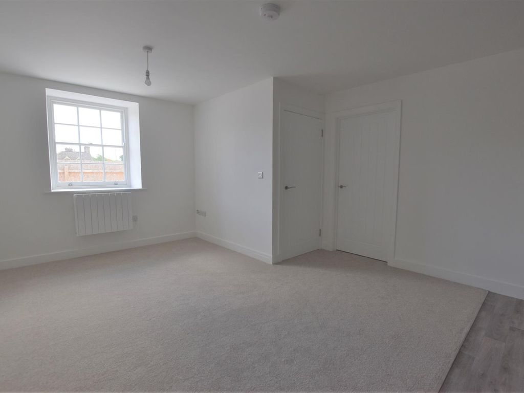 2 bed flat for sale in Wells Road, Radstock BA3, £190,000