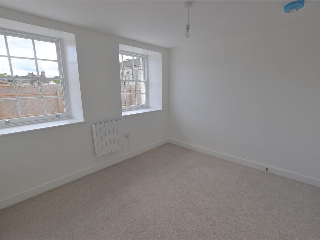 2 bed flat for sale in Wells Road, Radstock BA3, £190,000