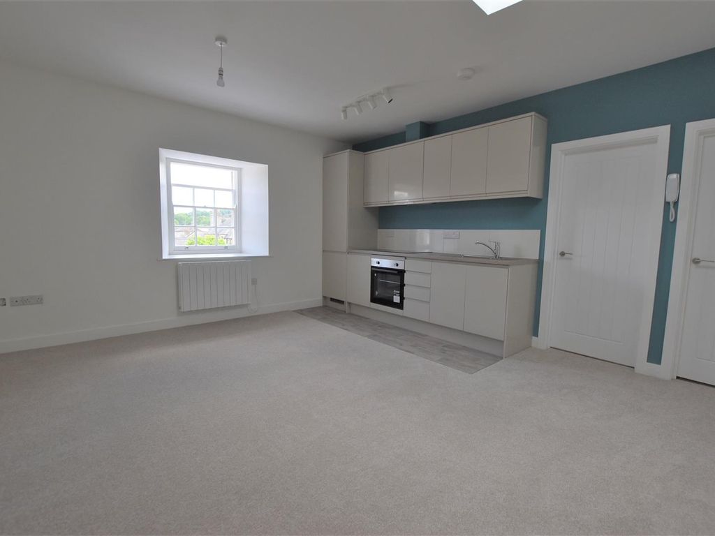 2 bed flat for sale in Wells Road, Radstock BA3, £185,000