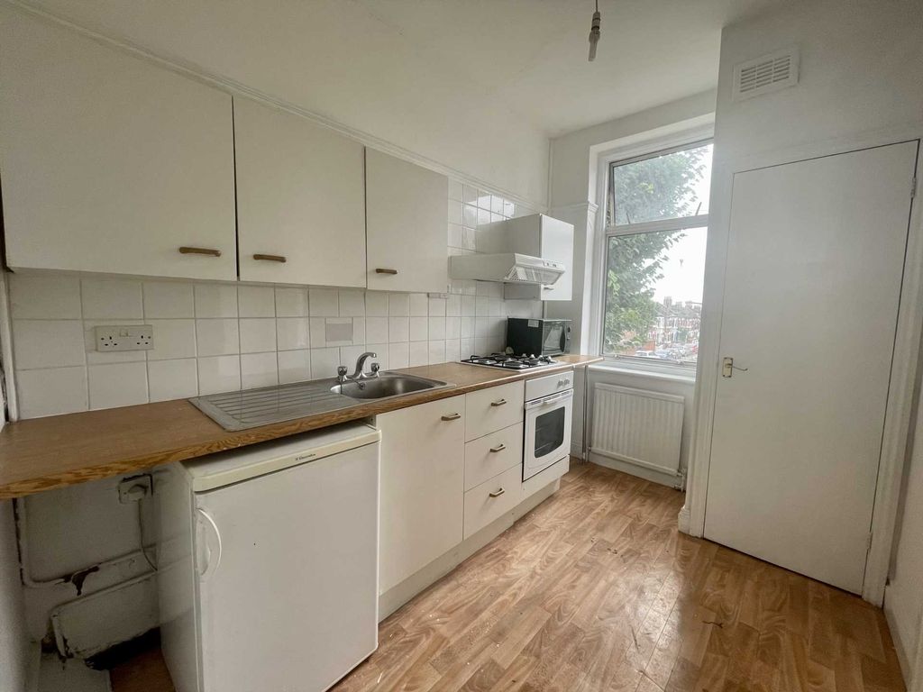 2 bed maisonette for sale in Westbury Road, Walthamstow Central E17, £325,000