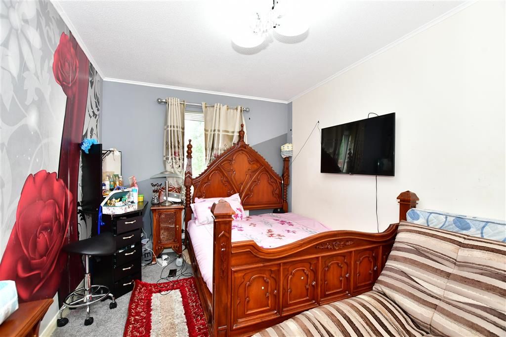 1 bed flat for sale in Humphries Close, Dagenham, Essex RM9, £185,000