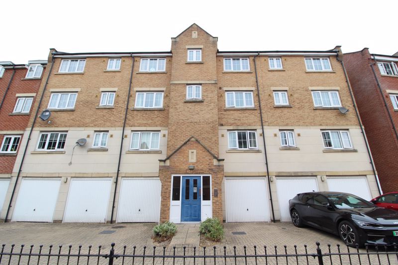2 bed flat for sale in Luton Road, Dunstable LU5, £200,000