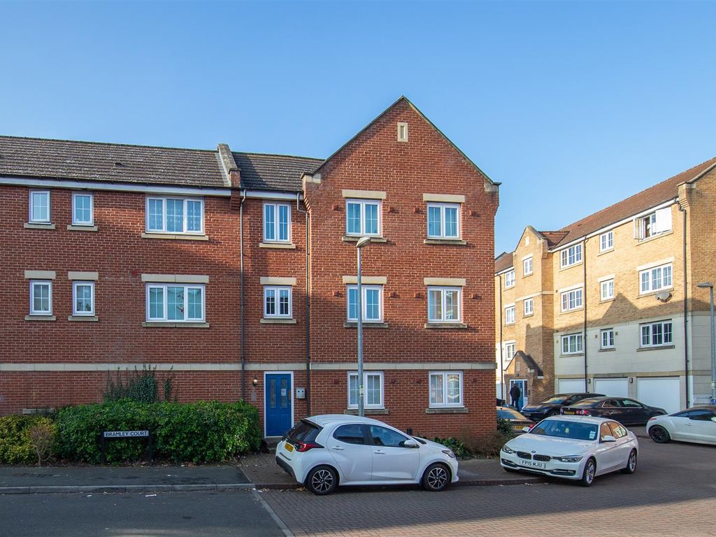 2 bed flat for sale in Bramley Court, Luton Road, Dunstable LU5, £190,000