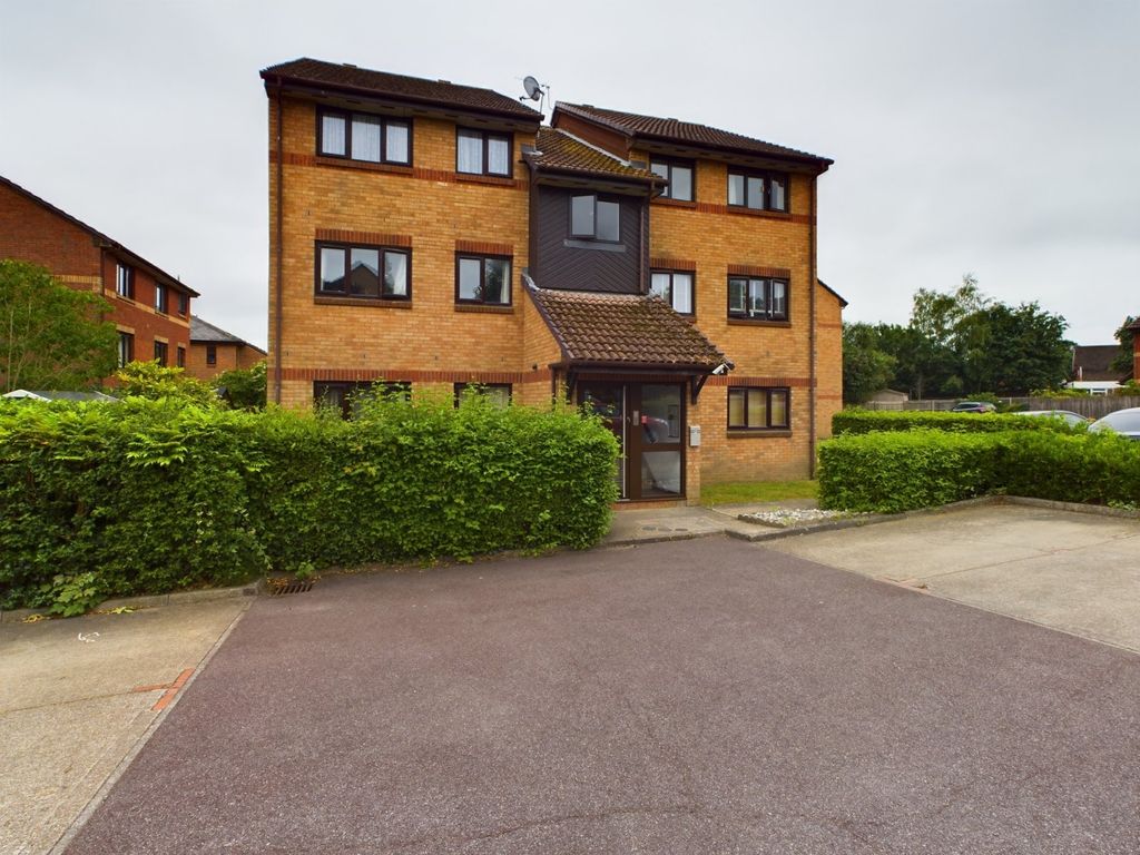 2 bed flat for sale in Escott Place, Ottershaw, Surrey KT16, £195,000