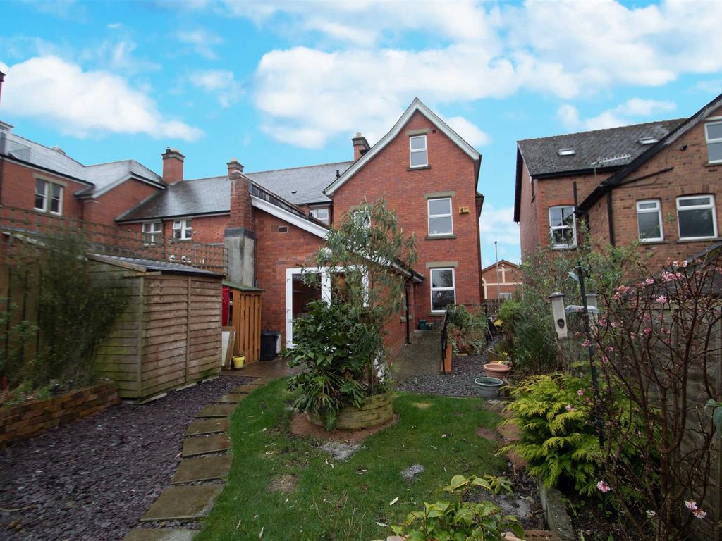 4 bed property for sale in Dyffryn Road, Llandrindod Wells LD1, £285,000
