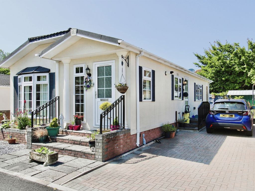 2 bed mobile/park home for sale in Park Avenue, Cambrian Residential Park, Cardiff CF5, £170,000