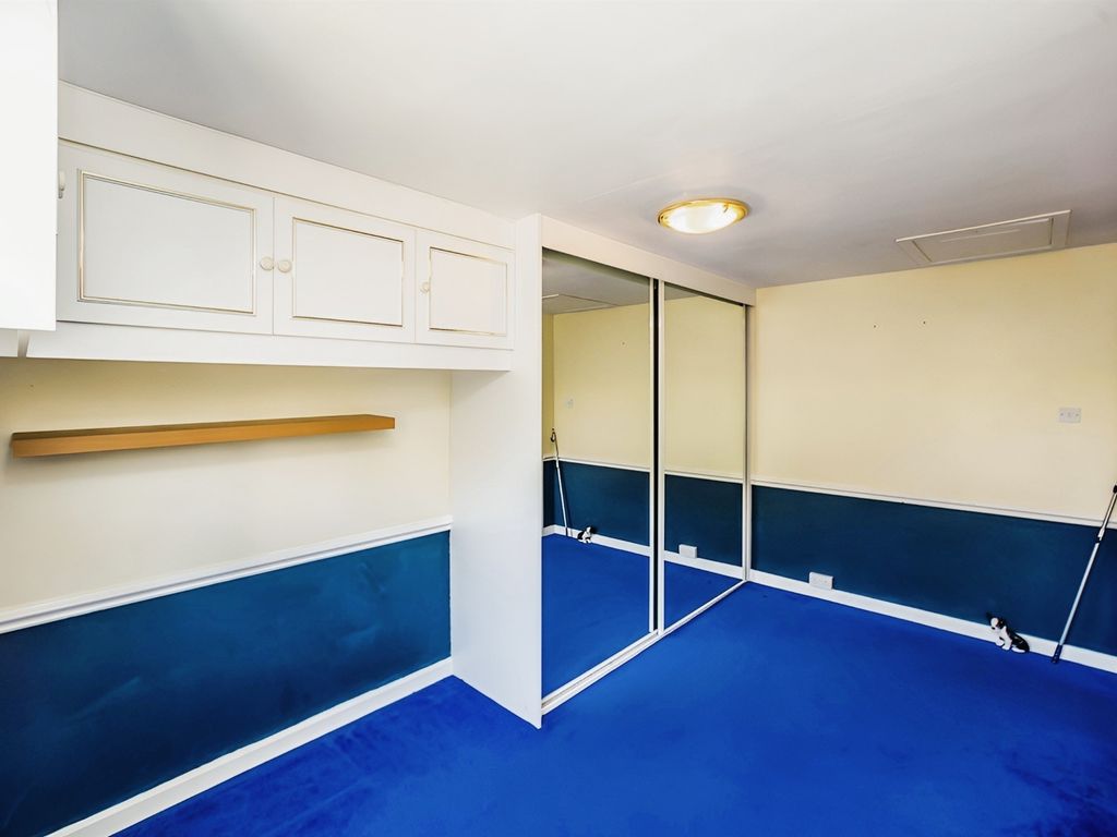 2 bed flat for sale in Pye Nest Rise, Halifax HX2, £135,000