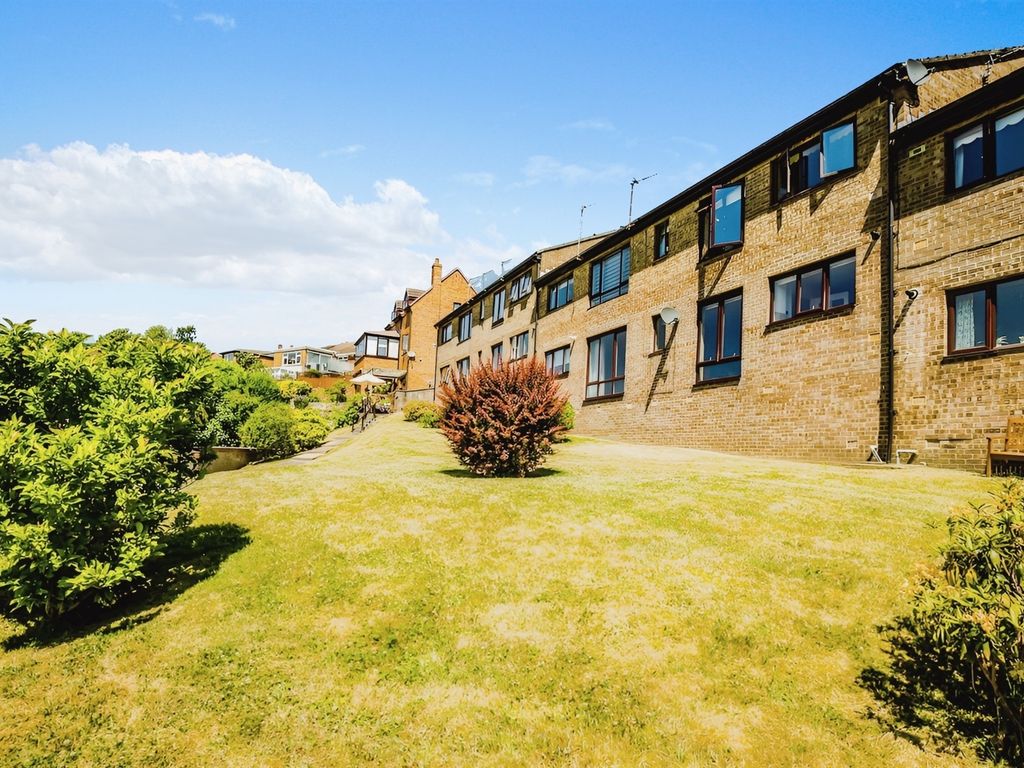 2 bed flat for sale in Pye Nest Rise, Halifax HX2, £135,000