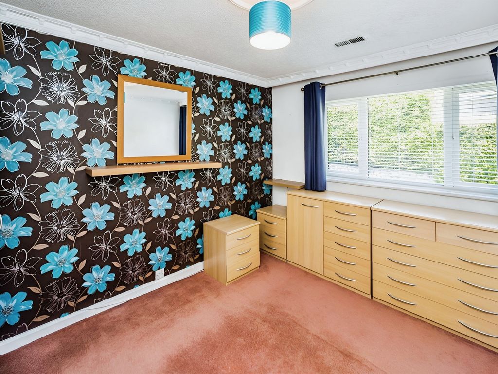 2 bed flat for sale in Pye Nest Rise, Halifax HX2, £135,000