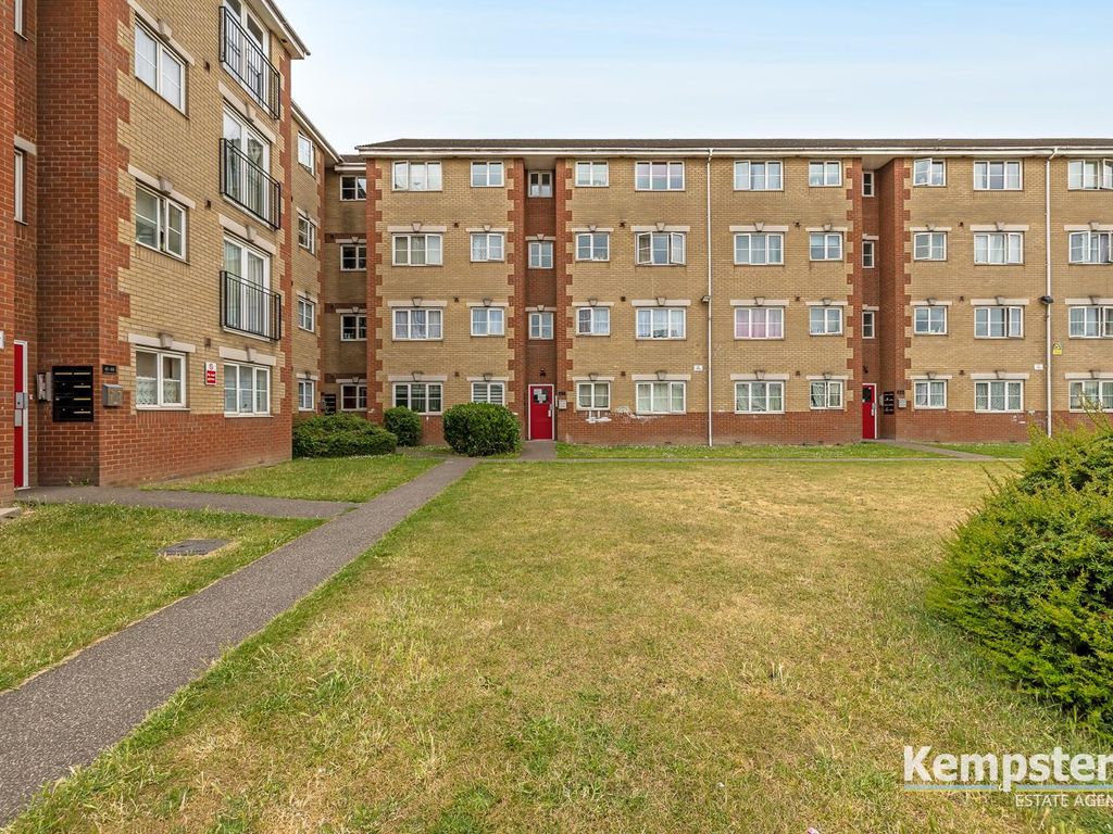 2 bed flat for sale in Dunlop Road, Tilbury RM18, £174,000