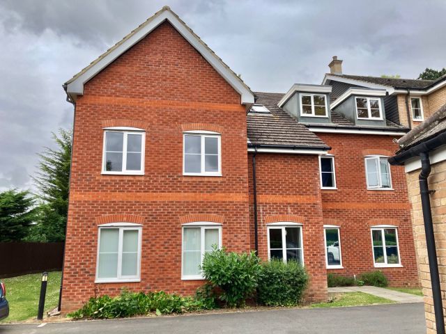 2 bed flat for sale in Daneholme Close, Daventry, Northamptonshire NN11, £135,000
