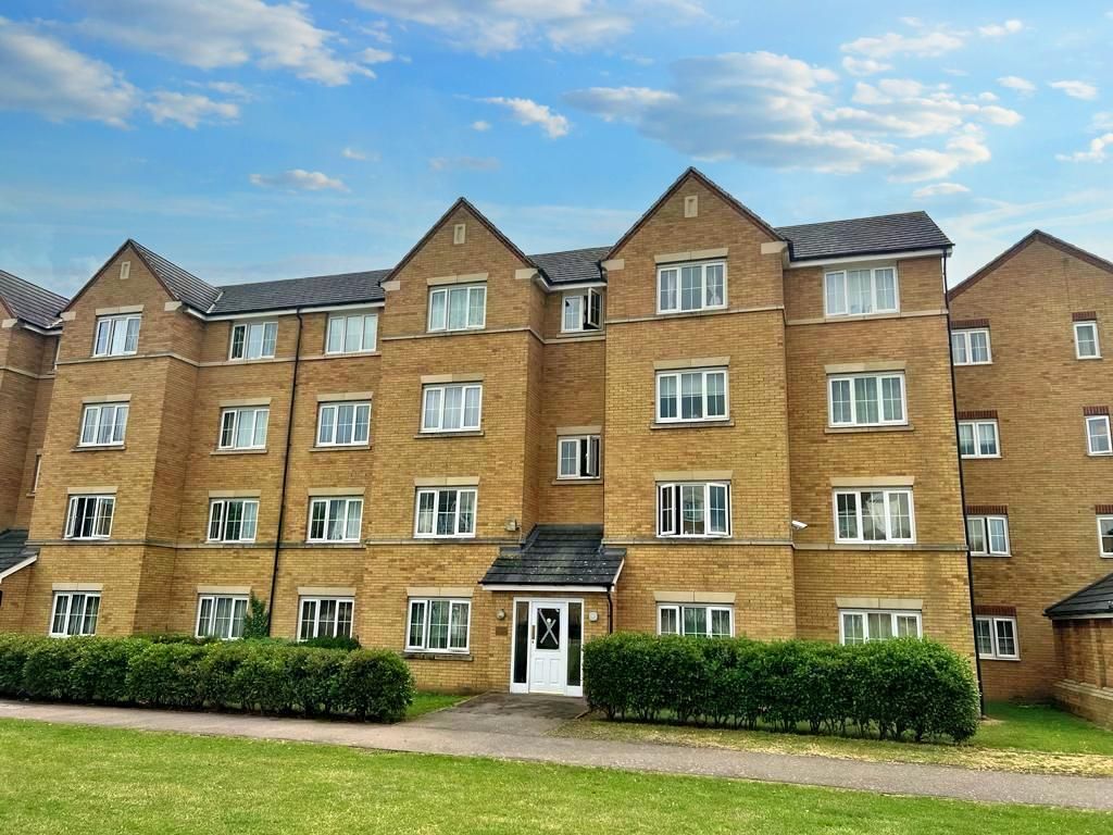 2 bed flat for sale in Henley Road, Bedford MK40, £145,000