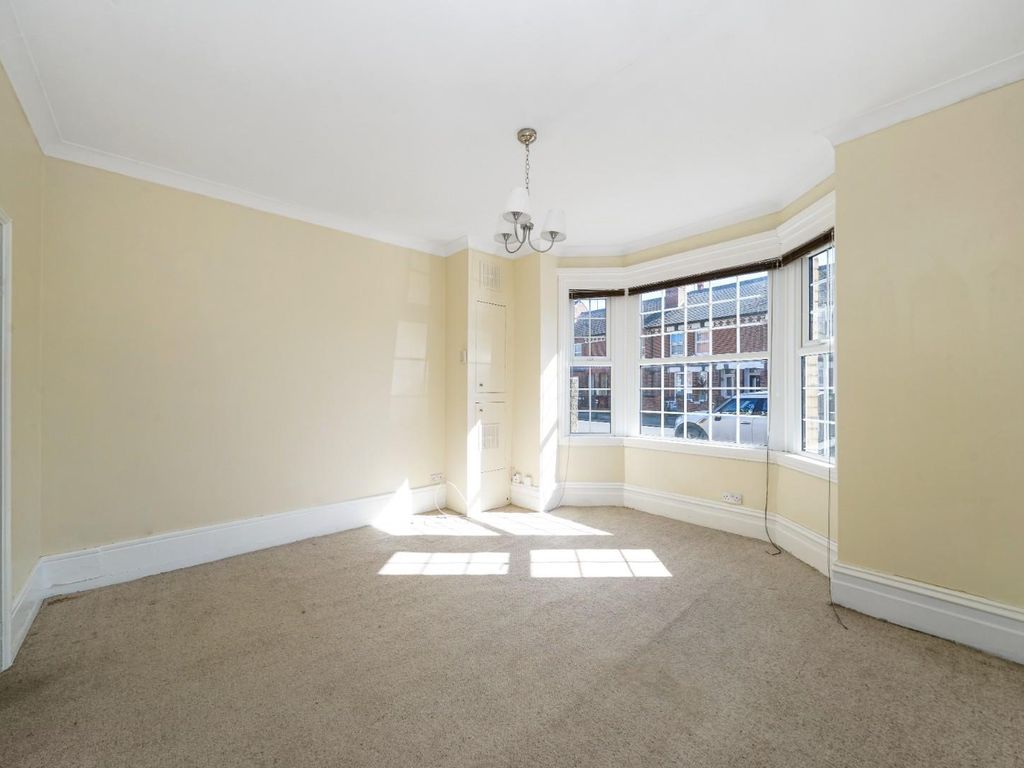 1 bed flat for sale in Prince Of Wales Avenue, Reading RG30, £150,000
