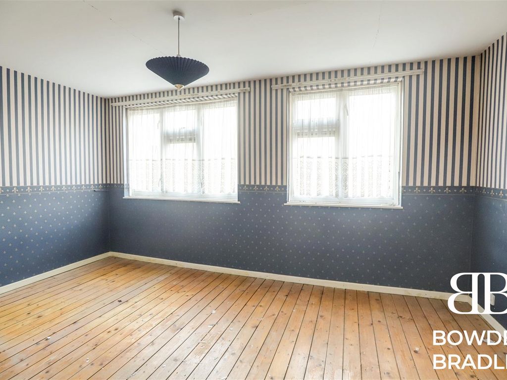 2 bed terraced house for sale in Inglewood Close, Ilford IG6, £300,000