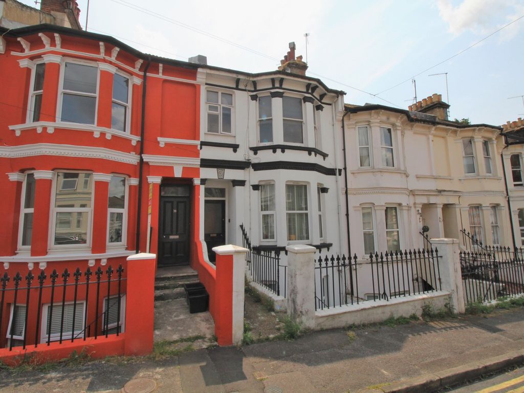 2 bed flat for sale in Gladstone Place, Brighton BN2, £275,000
