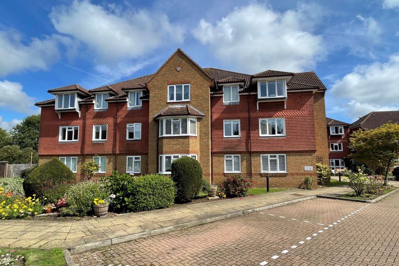 1 bed flat for sale in Allingham Court, Summers Road, Farncombe, Godalming GU7, £165,000