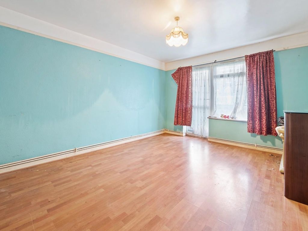 1 bed flat for sale in Green Lanes, London N16, £300,000