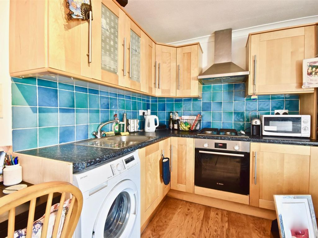 1 bed flat for sale in Kingston Road, Leatherhead KT22, £210,000