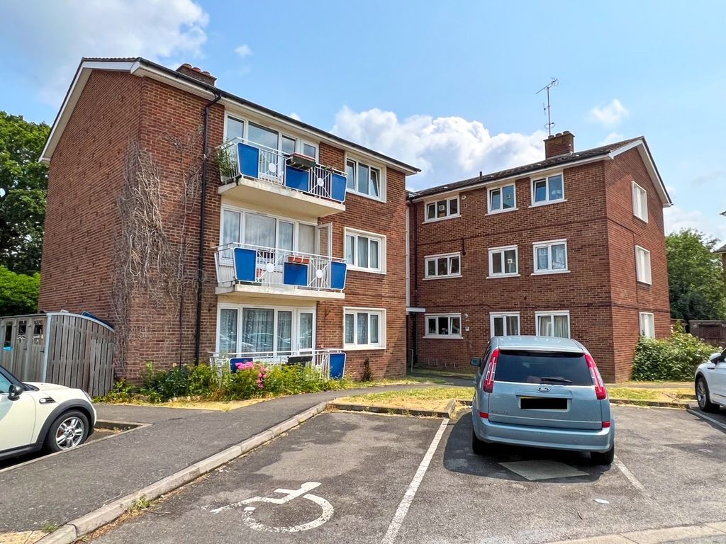 2 bed flat for sale in Farm Road, Esher KT10, £289,950