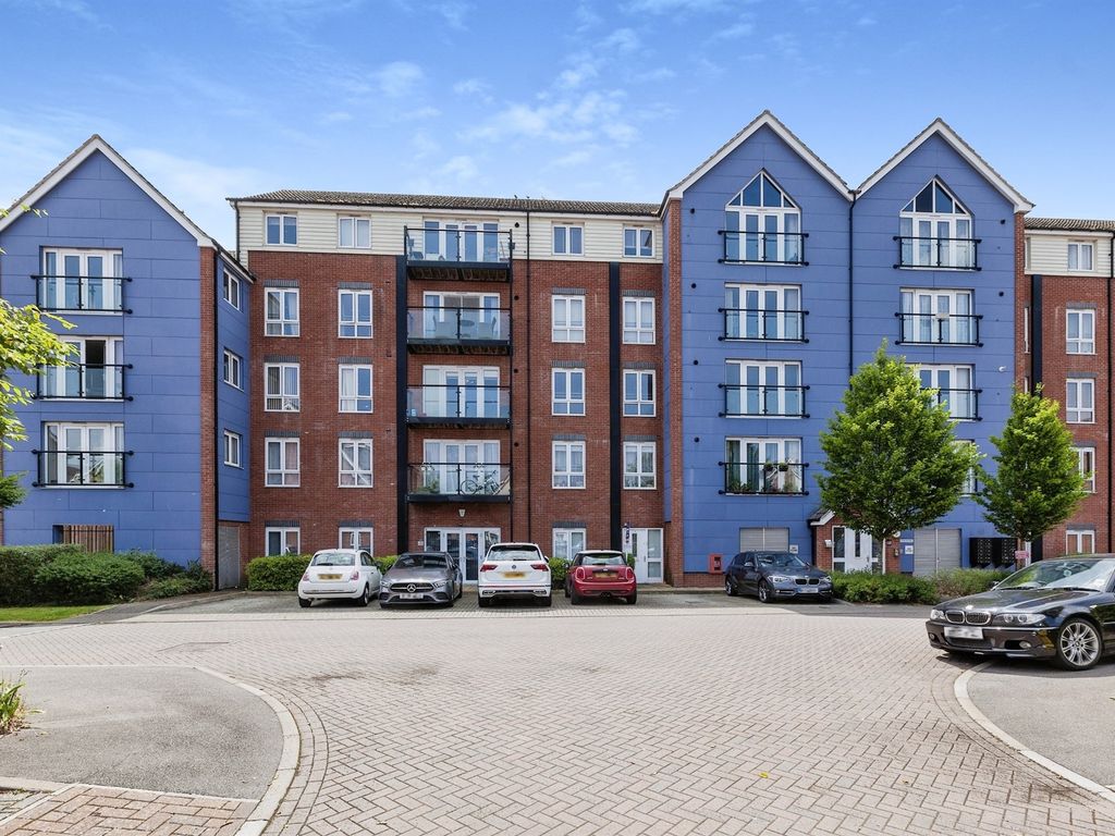 2 bed flat for sale in Chadwick Road, Slough SL3, £290,000