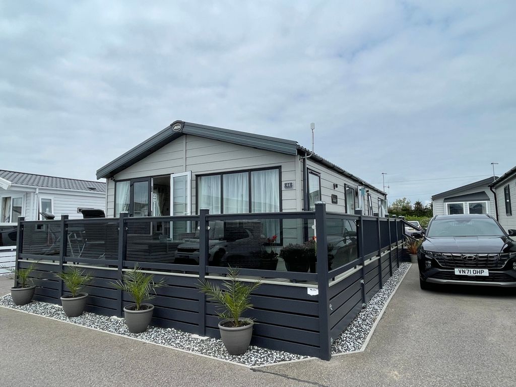 2 bed mobile/park home for sale in Beach Retreat, Pevensey Bay BN24, £160,000