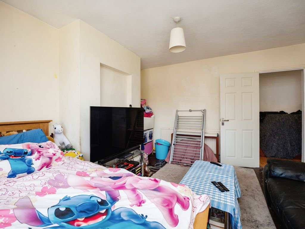 1 bed flat for sale in Avon Green, South Ockendon, Essex RM15, £160,000