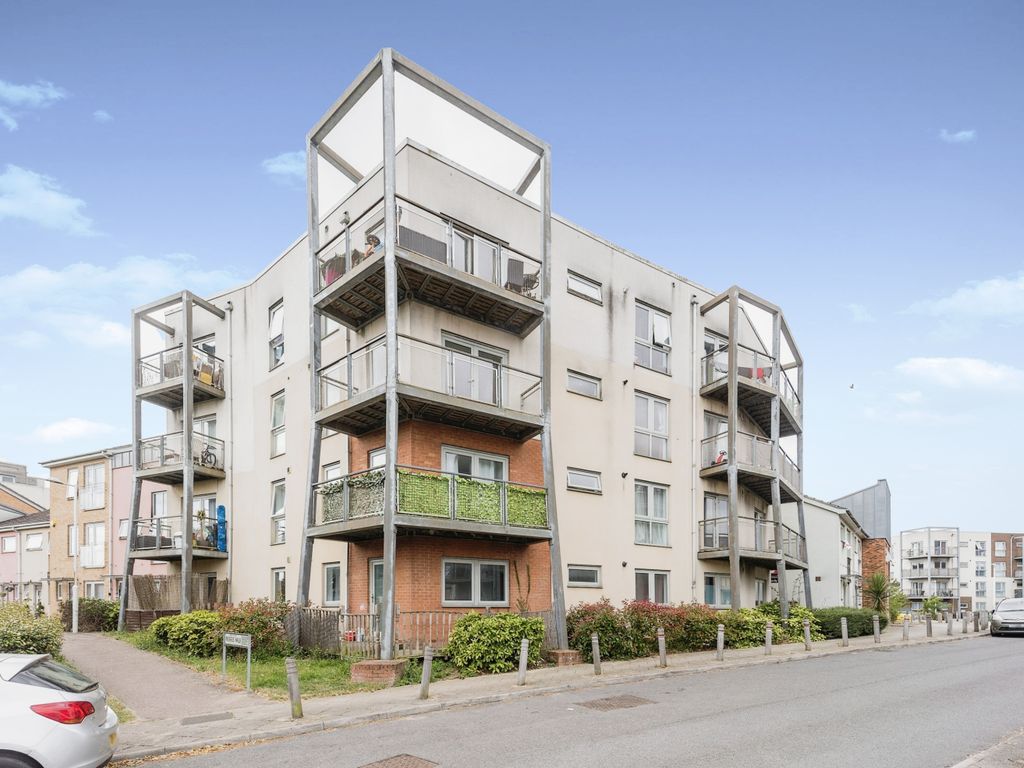 2 bed flat for sale in Morris Walk, Dartford, Kent DA1, £210,000