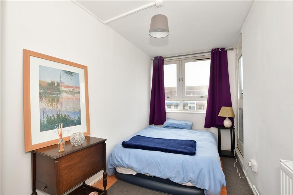 2 bed flat for sale in Melford Road, London E6, £220,000