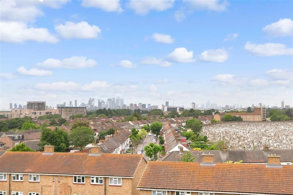 2 bed flat for sale in Melford Road, London E6, £220,000