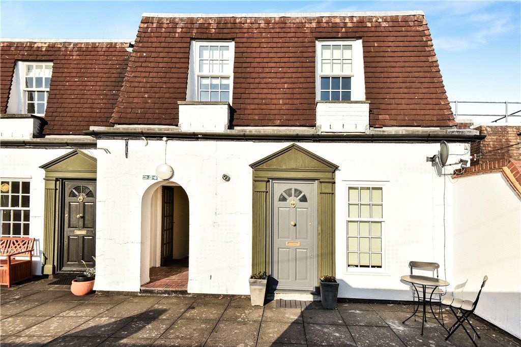 2 bed flat for sale in Marsham Way, Gerrards Cross, Buckinghamshire SL9, £300,000