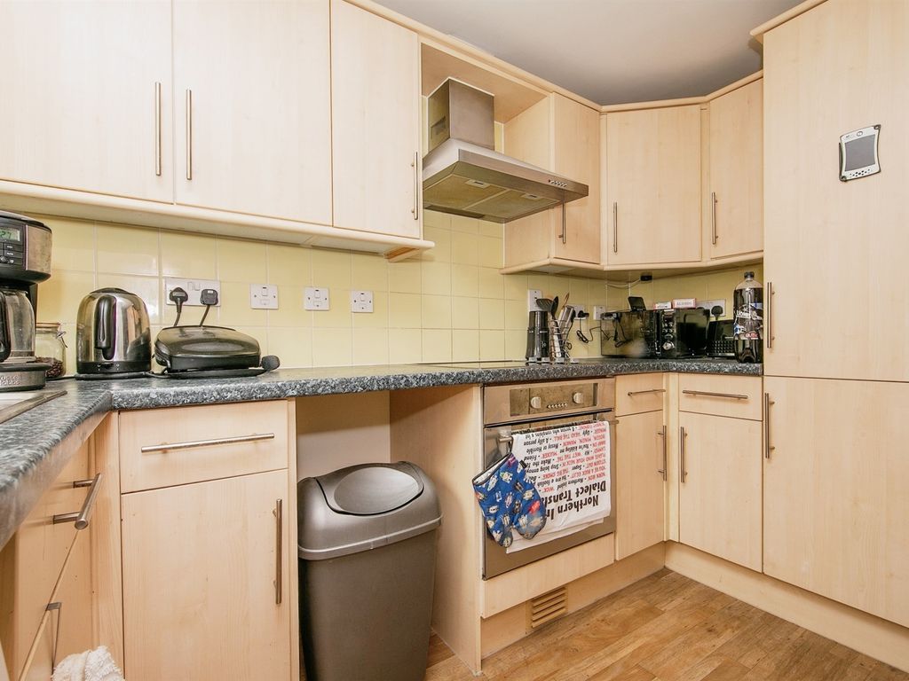 2 bed flat for sale in Wherstead Road, Ipswich IP2, £105,000