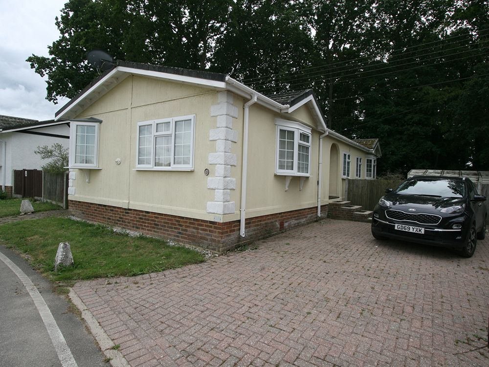 2 bed mobile/park home for sale in Woodlands Park, Biddenden TN27, £170,000