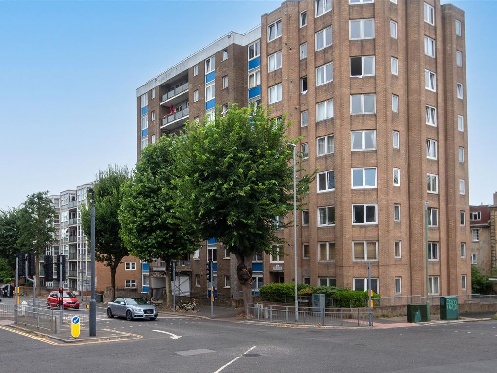 1 bed flat for sale in Marlborough Court, The Drive, Hove BN3, £115,000