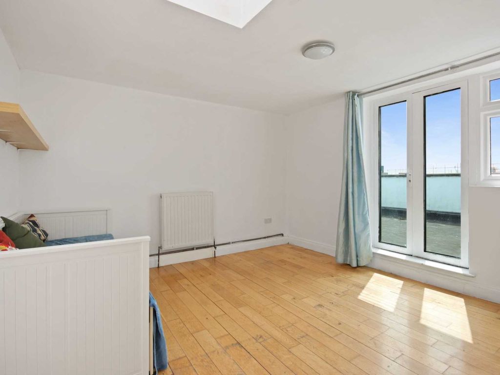 1 bed flat for sale in Garland House, Romford Road, Forest Gate E7, £205,000