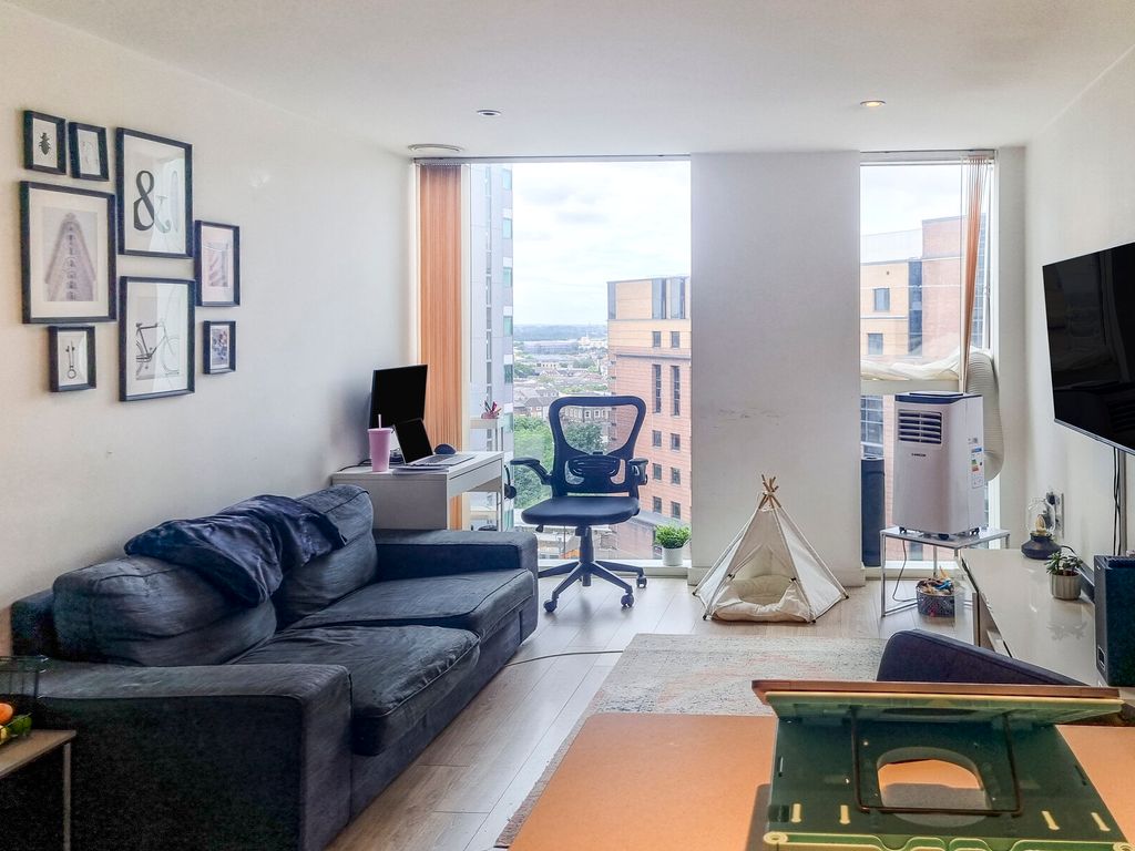 1 bed flat for sale in Tennyson Apartments, 1 Saffron Central Square, Croydon CR0, £165,000