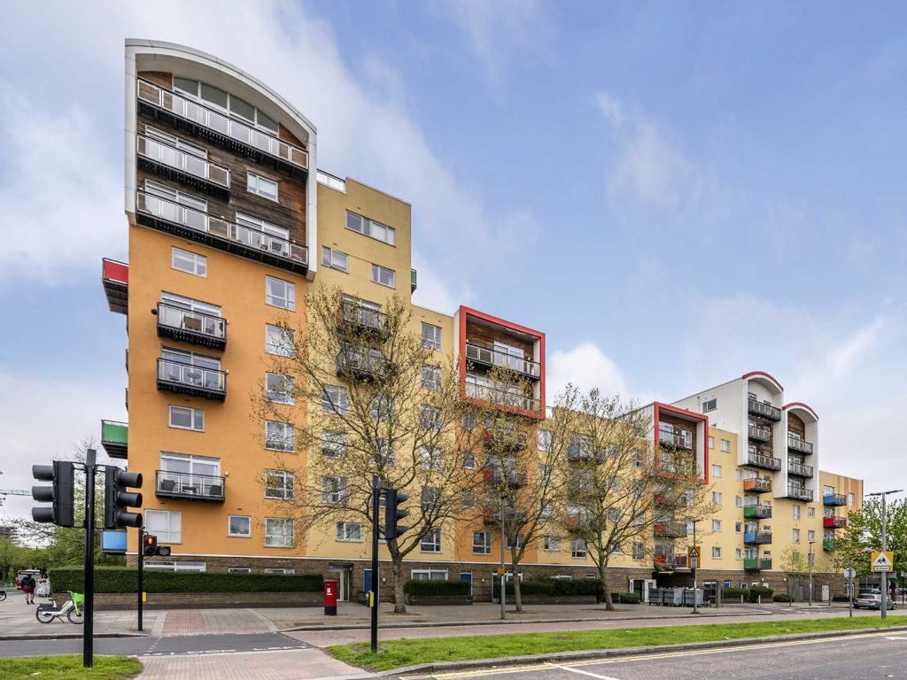 1 bed flat for sale in Greenroof Way, London SE10, £300,000