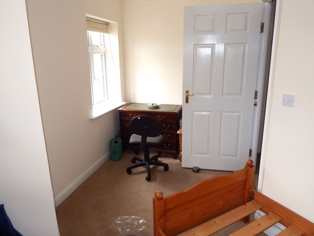 2 bed flat for sale in Mendip Way, Stevenage, Hertfordshire SG1, £225,000
