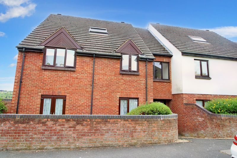 1 bed flat for sale in Windrush Drive, High Wycombe HP13, £172,500