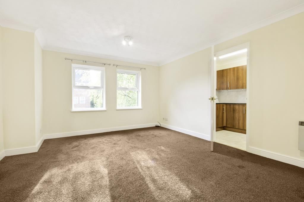 3 bed flat for sale in High Wycombe, Buckinghamshire HP13, £265,000
