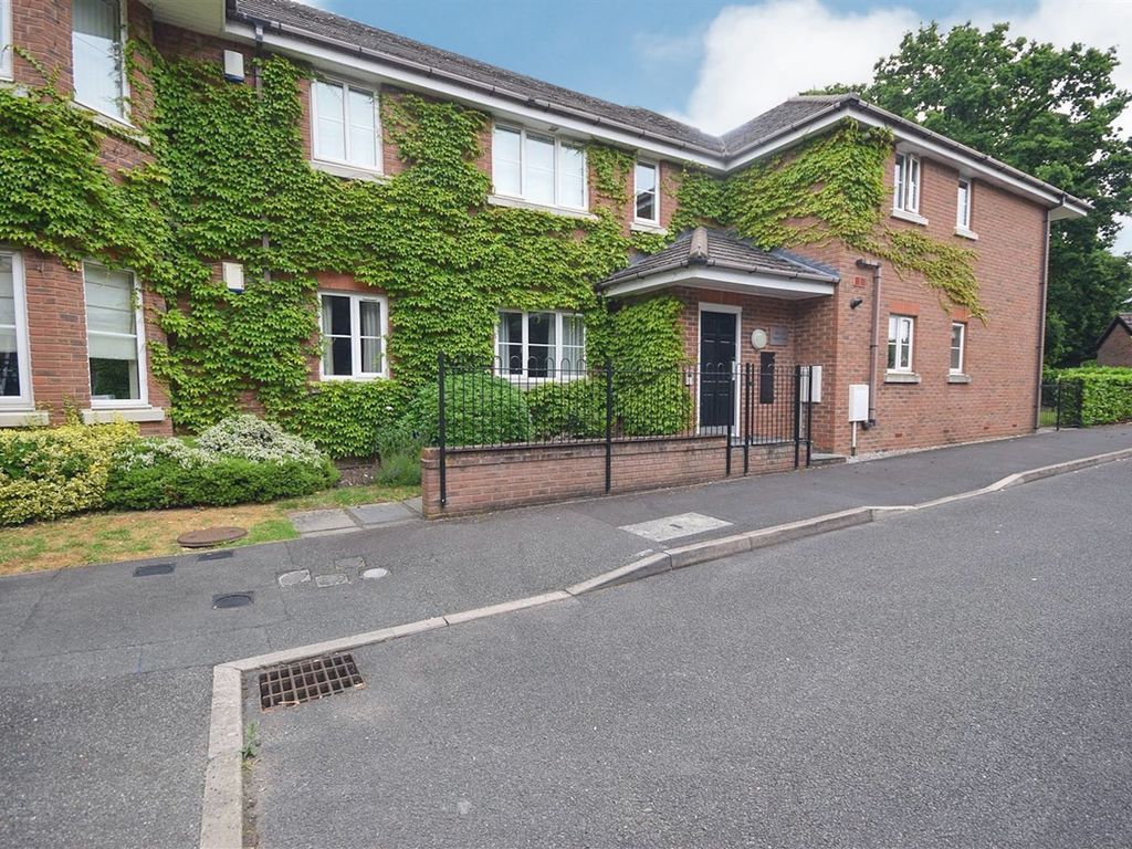 2 bed flat for sale in Coppice Court, Heald Green, Cheadle SK8, £220,000