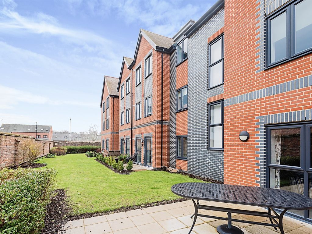 1 bed flat for sale in Barnaby Court, Wallingford OX10, £225,000