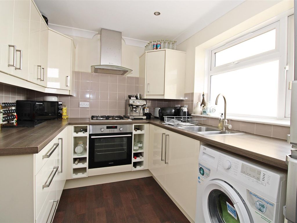2 bed flat for sale in Winston Crescent, Biggleswade SG18, £180,000
