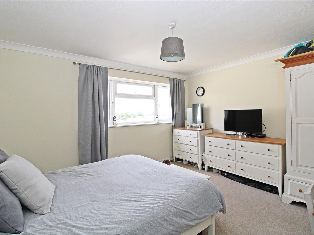 2 bed flat for sale in Winston Crescent, Biggleswade SG18, £180,000