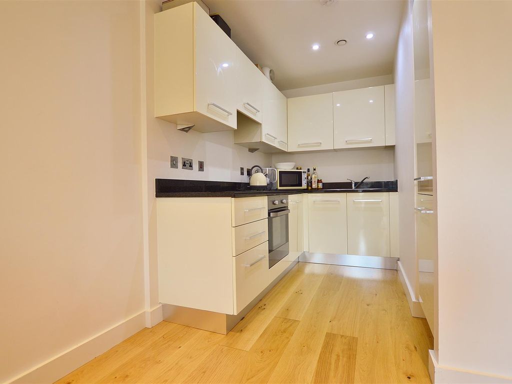 1 bed flat for sale in Railway Terrace, Slough SL2, £200,000