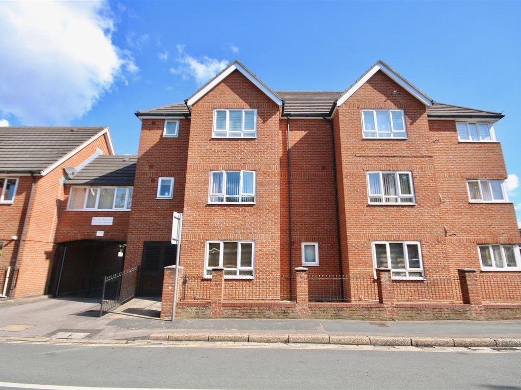 2 bed flat for sale in Hilsea Crescent, Portsmouth PO2, £180,000