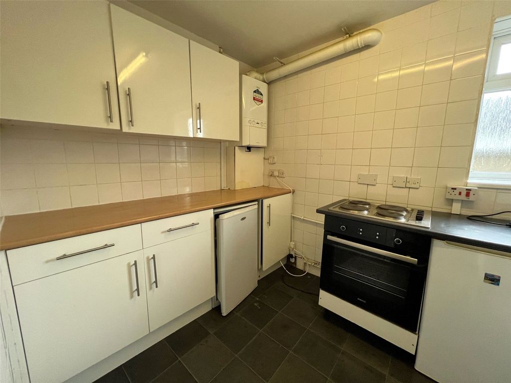 2 bed flat for sale in Potters Road, Barnet EN5, £250,000