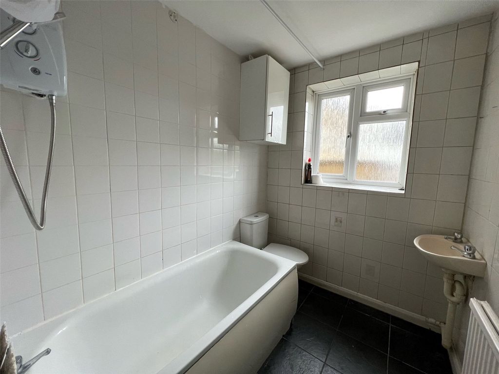 2 bed flat for sale in Potters Road, Barnet EN5, £250,000